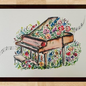Peut inclure: Une peinture &agrave; l'aquarelle d'un piano &agrave; queue avec un arrangement floral de fleurs color&eacute;es poussant sur le dessus et autour des c&ocirc;t&eacute;s. Le piano est brun et a un clavier blanc. Les fleurs sont de diff&eacute;rentes couleurs, notamment le rose, le violet, le bleu, le jaune et le rouge. La peinture est sur un fond blanc.