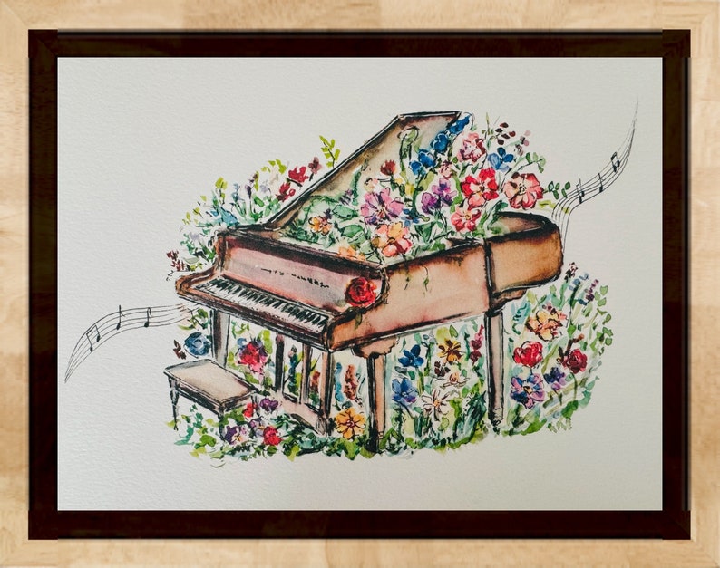 Peut inclure: Une peinture &agrave; l'aquarelle d'un piano &agrave; queue avec un arrangement floral de fleurs color&eacute;es poussant sur le dessus et autour des c&ocirc;t&eacute;s. Le piano est brun et a un clavier blanc. Les fleurs sont de diff&eacute;rentes couleurs, notamment le rose, le violet, le bleu, le jaune et le rouge. La peinture est sur un fond blanc.