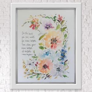 Puede incluir: Una impresión en acuarela enmarcada con una corona floral en tonos naranja, rosa, morado y azul. La impresión incluye la cita "Haz lo mejor que puedas hasta que sepas mejor. Entonces, cuando sepas mejor, hazlo mejor" de Maya Angelou.