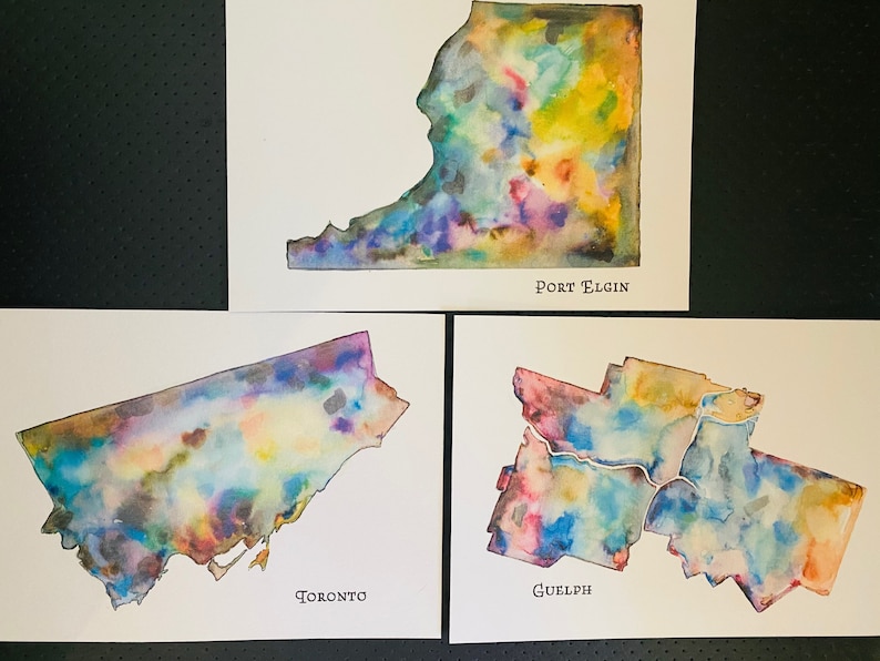 K&ouml;nnte beinhalten: Drei Aquarellbilder von Stadtumrissen. Die Umrisse sind mit bunten Aquarell-Waschungen gef&uuml;llt. Die St&auml;dte sind mit "Toronto", "Guelph" und "Port Elgin" beschriftet.