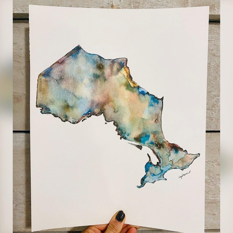 Pu&ograve; includere: Dipinto ad acquerello del contorno della provincia dell'Ontario, Canada. Il dipinto &egrave; realizzato in tonalit&agrave; di blu, verde e marrone.