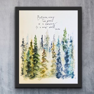 Stampa ad acquerello Between Every Two Pines, stampa artistica con citazione di John Muir, alberi di pino, stampa ad acquerello della foresta con citazione