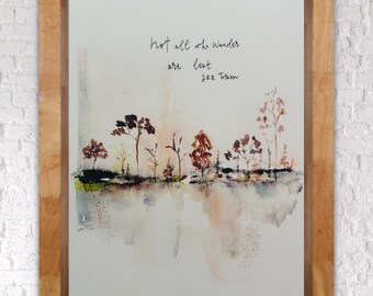 Puede incluir: Pintura a la acuarela enmarcada. La obra representa un paisaje con árboles y su reflejo en el agua. La cita "Not all who wander are lost" de J.R.R. Tolkien está escrita en cursiva.
