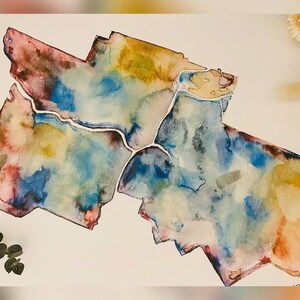 K&ouml;nnte beinhalten: Aquarellmalerei einer Karte mit einem Farbschema in Blau, Gr&uuml;n, Gelb und Rosa. Die Karte ist in Wei&szlig; umrandet und tr&auml;gt eine Signatur in der rechten unteren Ecke.