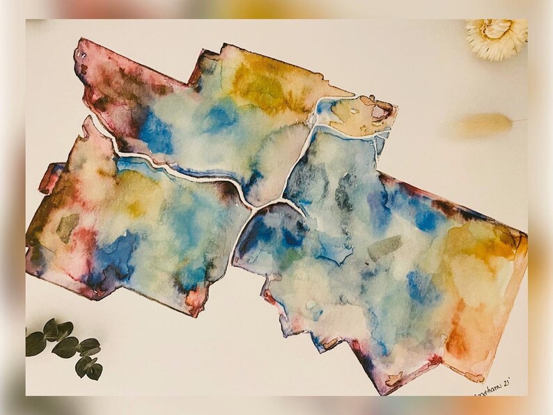 K&ouml;nnte beinhalten: Aquarellmalerei einer Karte mit einem Farbschema in Blau, Gr&uuml;n, Gelb und Rosa. Die Karte ist in Wei&szlig; umrandet und tr&auml;gt eine Signatur in der rechten unteren Ecke.