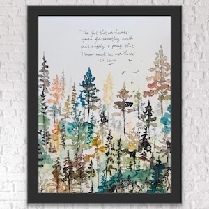 Op de afbeelding: Een ingelijste aquarel schildering van een bos met bomen in verschillende kleuren, waaronder groen, blauw en bruin. Het kunstwerk bevat het citaat: "Het feit dat onze harten verlangen naar iets dat de aarde niet kan bieden, is het bewijs dat de hemel ons thuis moet zijn" van C.S. Lewis.
