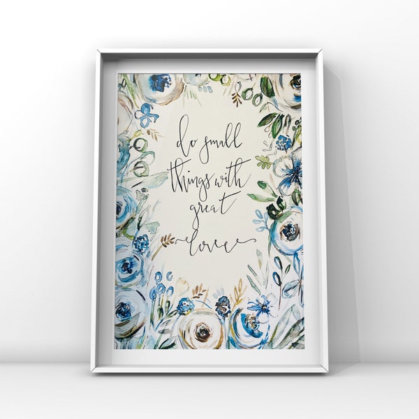 Do Small Things With Great Love Blumendruck, Aquarell Blaues Blumen Handlettering Schild, Blau Grau Grün Schriftzug Wandkunst, Blumenbordüre