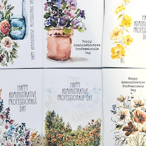 以下が含まれることがあります： 水彩画のフローラルデザインが施された6枚のグリーティングカード。各カードには、黒で「Happy Administrative Professionals Day」と書かれています。カードには、青、黄色、茶色の様々な花のアレンジメントが描かれています。