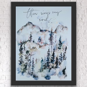 Puede incluir: Una pintura de acuarela de un paisaje de montaña con el texto "Then sings my soul" en escritura cursiva. La pintura presenta un fondo azul brumoso con una cordillera en la distancia y un bosque de árboles en primer plano. Los árboles están pintados en tonos de verde, marrón y negro.