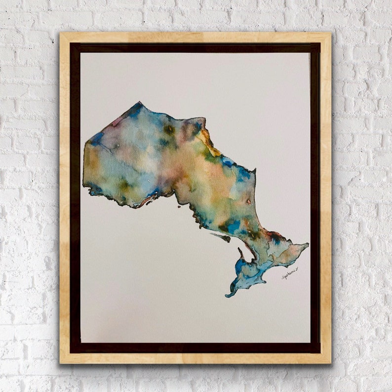 Pu&ograve; includere: Un dipinto ad acquerello del contorno della provincia dell'Ontario, Canada. Il dipinto &egrave; realizzato in tonalit&agrave; di blu, verde e marrone, su uno sfondo bianco. La firma dell'artista si trova nell'angolo in basso a destra.