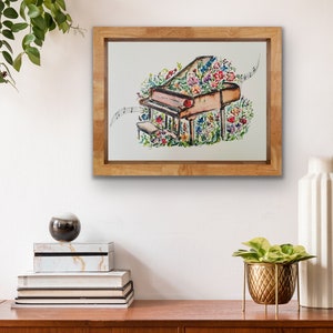 Peut inclure: Une peinture &agrave; l'aquarelle encadr&eacute;e d'un piano &agrave; queue recouvert de fleurs color&eacute;es. Le piano est entour&eacute; de notes de musique et a un petit tabouret. La peinture est sur un fond blanc.