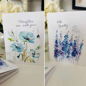 Avec des cartes de sympathie, des pensées avec vous, des cartes de lavande, des cartes de perte, des cartes de sympathie bleu violet, des cartes de sympathie florales aquarelles