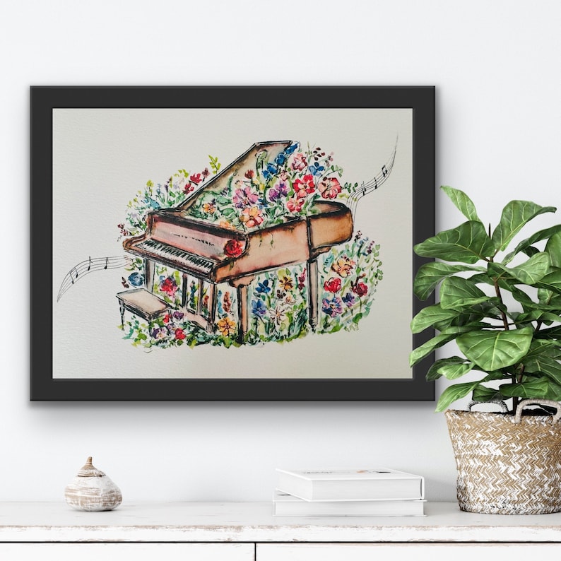 Peut inclure: Une peinture &agrave; l'aquarelle d'un piano &agrave; queue avec des fleurs qui poussent dessus. Le piano est brun et les fleurs sont de diff&eacute;rentes couleurs, notamment rose, rouge, jaune et bleu. La peinture est sur un fond blanc.