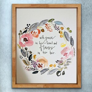 彼女の心には優雅さ、彼女の髪には花 水彩画プリント、水彩画の花のフープアート、ハンドレタリング 彼女の心には優雅さ、花