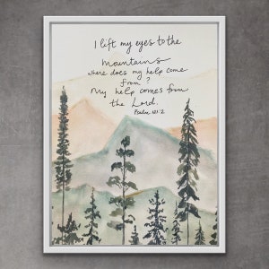 Könnte beinhalten: Ein Aquarellbild einer Bergkette mit Bäumen im Vordergrund. Das Bild enthält ein Zitat aus Psalm 121,2: "Ich hebe meine Augen auf zu den Bergen, woher kommt mir Hilfe? Meine Hilfe kommt vom Herrn."
