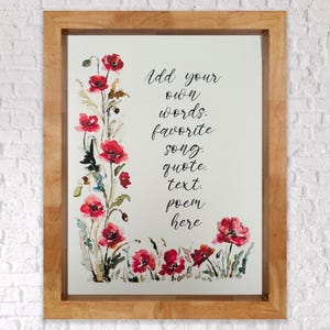 Peut inclure: Une peinture à l'aquarelle de coquelicots rouges avec des feuilles et des tiges vertes. Le texte "Add your own words. favorite song. quote. text. poem here" est écrit en cursive noire.