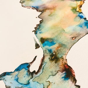 Pu&ograve; includere: Dipinto astratto ad acquerello con sfumature di blu, verde, giallo e marrone. I colori si fondono per creare un design unico e organico.