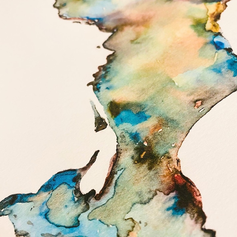 Pu&ograve; includere: Dipinto astratto ad acquerello con sfumature di blu, verde, giallo e marrone. I colori si fondono per creare un design unico e organico.