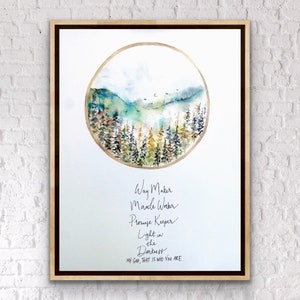 Könnte beinhalten: Ein Aquarellbild einer Waldszene mit Bergen im Hintergrund. Das Bild ist in einem runden Rahmen mit den Worten "Way Maker, Miracle Worker, Promise Keeper, Light in the Darkness, My God, That is Who You Are." unter dem Bild.