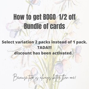 Puede incluir: Imagen con fondo floral y texto: "C&oacute;mo obtener BOGO 1/2 de descuento en un paquete de tarjetas. Selecciona la variaci&oacute;n de 2 paquetes en lugar de 1 paquete. TADA!!! el descuento ha sido activado. &iexcl;Porque dos siempre son mejores que uno!"