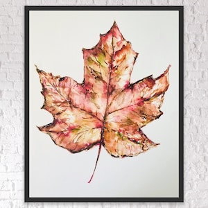Peut inclure: Une peinture à l'aquarelle d'une seule feuille d'érable séchée. La feuille est de couleur rouge foncé et orange avec des touches de vert. La feuille est peinte dans un style réaliste et a une texture délicate et détaillée.