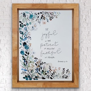 Sei fröhlich in der Hoffnung geduldig in Gebrechen treu im Gebet Römer 12:12 Aquarell Schrift Druck, florale neutrale Eukalyptus Bibel Kunst