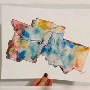 K&ouml;nnte beinhalten: Aquarellmalerei einer Karte mit blauen, gr&uuml;nen, gelben und roten Farbt&ouml;nen. Die Karte ist in Abschnitte mit wei&szlig;en Linien unterteilt. Die Signatur "grephana 20" befindet sich in der unteren rechten Ecke.
