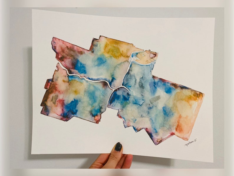 K&ouml;nnte beinhalten: Aquarellmalerei einer Karte mit blauen, gr&uuml;nen, gelben und roten Farbt&ouml;nen. Die Karte ist in Abschnitte mit wei&szlig;en Linien unterteilt. Die Signatur "grephana 20" befindet sich in der unteren rechten Ecke.
