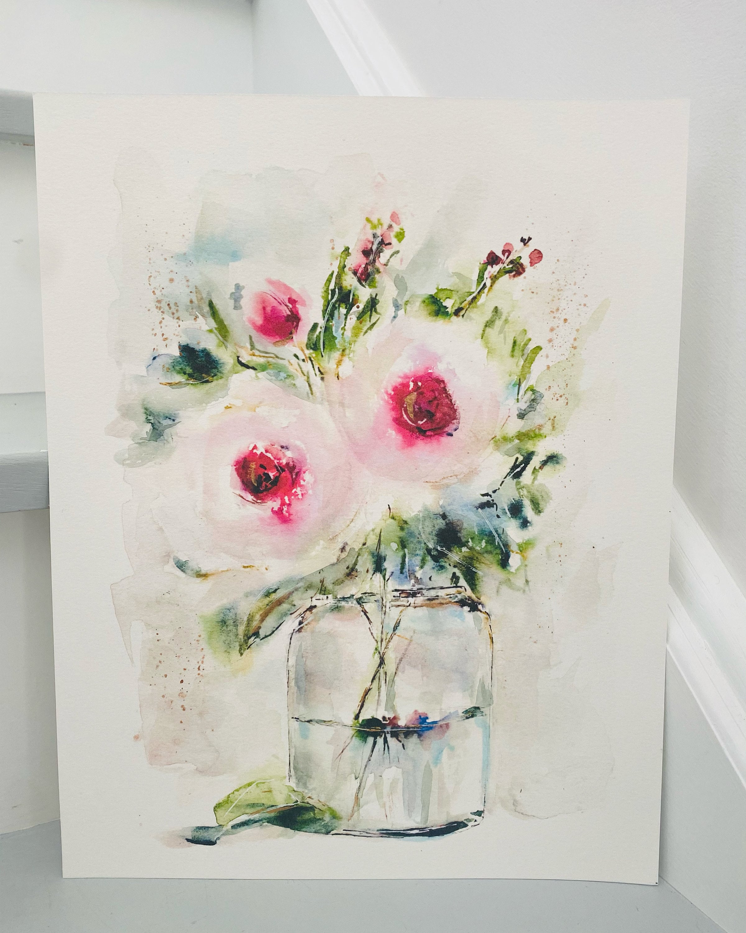 ガラスの花瓶に入った水彩画のピンクのバラ、透明な花瓶に入ったピンク