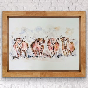 Puede incluir: Pintura acuarela de cinco vacas Highland marrones de pie en fila, mirando al espectador. Las vacas están pintadas en un estilo suelto e impresionista, con bordes suaves y una lavada de acuarela.