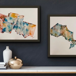Pu&ograve; includere: Due dipinti ad acquerello incorniciati della provincia dell'Ontario, Canada. Il primo dipinto mostra il Grande Toronto, mentre il secondo dipinto mostra l'intera provincia. Entrambi i dipinti sono in tonalit&agrave; di blu, verde e marrone.