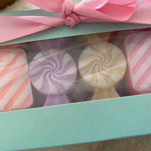 Saponi artigianali a forma di caramella, 8 pezzi. Splendido regalo confezionato in una scatola con tulle e nastro di raso rosa.