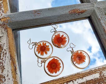 Resin Earrings Pressed Daisy//Pressed Flower Earring// Daisy Earring//Gold Pressed Daisy Resin Earring// Unique Jewelry