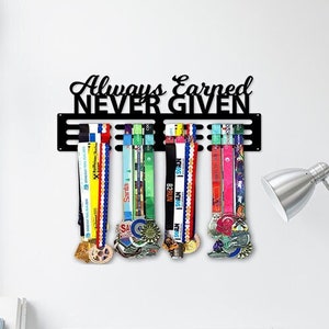 Always Earned Never Given Medal Hanger Wall Display - Présentoir mural en métal pour médailles - Présentoir pour médailles sportives pour enfants, adultes