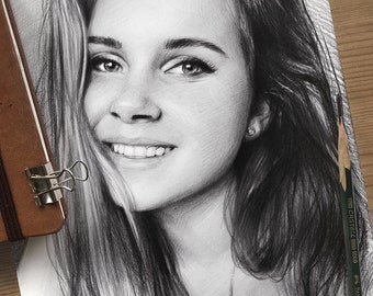 Puede incluir: Un dibujo a lápiz en blanco y negro de una mujer con el pelo largo. Ella está sonriendo y mirando al espectador. El dibujo está hecho en un estilo realista.