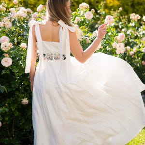 Wildblumen Leinen Brautkleid, Brautkleid mit bunter Blumenstickerei, schlichtes Brautkleid einer Linie