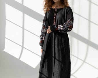 Abito in lino nero con ricami di fiori selvatici, abito da strega Whimsigoth, abito autunnale scuro in stile cottagecore, abito lungo invernale oversize in lino
