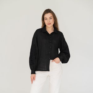 schwarzes Leinenhemd mit Blumenstickerei, Bauernbluse aus der Ukraine, minimalistisches Leinenhemd mit Knöpfen