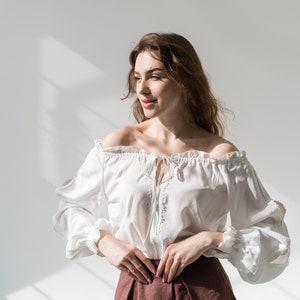 Blusa campesina de encaje con mangas abullonadas, blusa renacentista de inspiración vintage, blusa con hombros descubiertos, top cottagecore de hadas