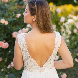 ivory geblümtes Brautkleid, Brautkleid mit Wildblumenstickerei, schlichtes Brautkleid mit tiefem Rücken