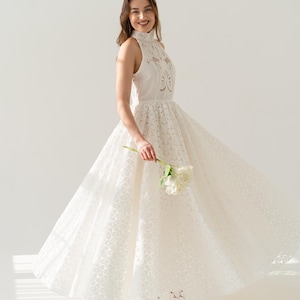 einfaches leinenhochzeitskleid, floral besticktes brautkleid, spitzen halfter hochzeitskleid, nicht traditionelles brautkleid