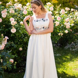 Wildblumen Leinen Brautkleid, Brautkleid mit bunter Blumenstickerei, Bindeband Brautkleid A-Linie. SCHLUSSVERKAUF