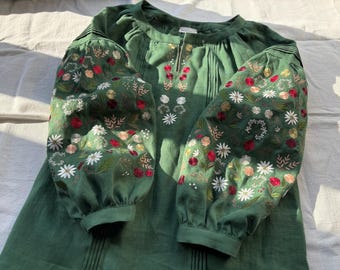 Blusa bordada de lino verde bosque, blusa vyshyvanka ucraniana, top de lino campesino con flores silvestres, top bohemio de diseñador ucraniano hecho a mano