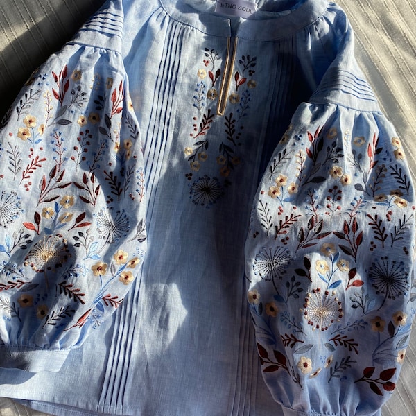 blaues Leinenhemd bestickt, Leinentop aus der Ukraine, Vyshyvanka Bluse, Wildblumen Leinentop, handgemachtes Designer boho Top
