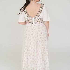 blush florales Brautkleid, Brautkleid mit Wildblumenstickerei, Boho Leinenhochzeitskleid mit niedrigem Rücken