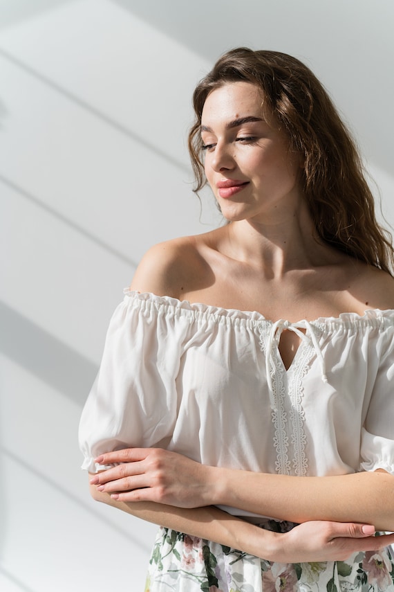 blusas con encaje en los hombros