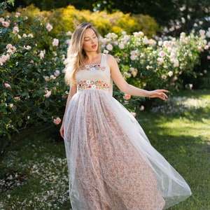 geblümtes Leinen Brautkleid, Brautkleid mit Wildblumen Stickerei, alternatives Brautkleid zum Binden