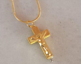 Collar con colgante de cruz relicario