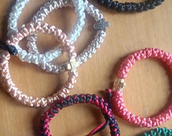 Set von 10 33Knot Gebetsseilarmbändern Satinrosen