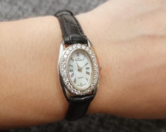 Reloj de plata 925 con nácar para mujer, bisel de circonitas y correa de piel auténtica. Elegante reloj de cuarzo para mujer.